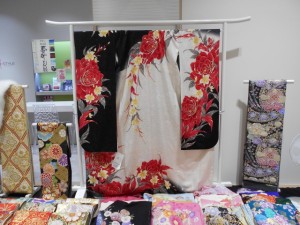 白を基調とした黒×赤い花柄でロックにカッコよく決めたい人にも!