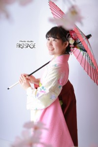 袴　女性　傘　桜　ピンク