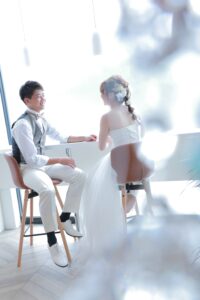 洋装ブライダル 窓辺 白