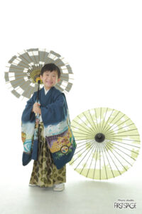 七五三　５歳　羽織袴　あお　傘