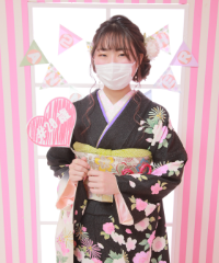 振袖の女の子とおめでとうの色紙