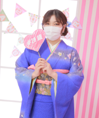 振袖の女の子とおめでとうの色紙