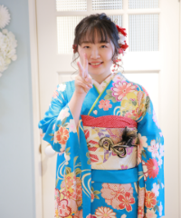 振袖の女の子とおめでとうの色紙
