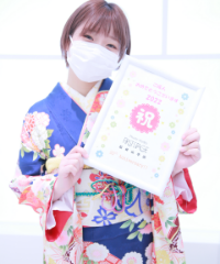 振袖の女の子とおめでとうの色紙