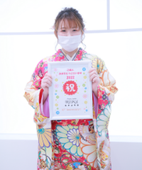 振袖の女の子とおめでとうの色紙
