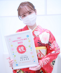 振袖の女の子とおめでとうの色紙
