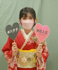 振袖の女の子とおめでとうの色紙