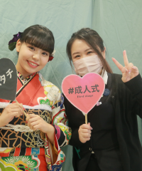振袖の女の子とおめでとうの色紙