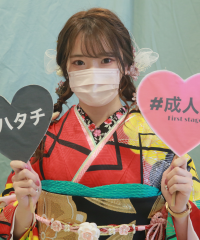 振袖の女の子とおめでとうの色紙
