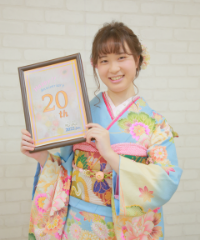 振袖の女の子とおめでとうの色紙