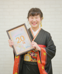 振袖の女の子とおめでとうの色紙