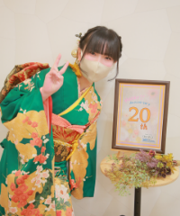 振袖の女の子とおめでとうの色紙