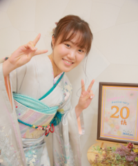 振袖の女の子とおめでとうの色紙
