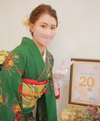振袖の女の子とおめでとうの色紙