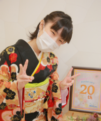振袖の女の子とおめでとうの色紙