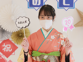 指でハートを作っている二人の振袖女子