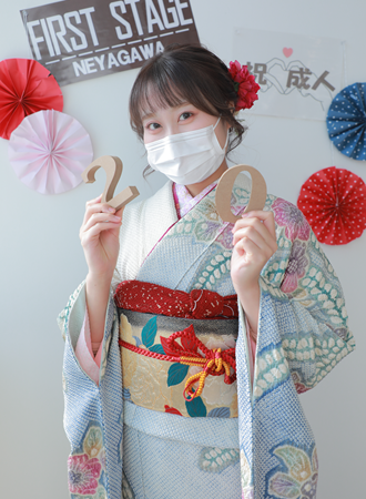 指でハートを作っている振袖の女の子