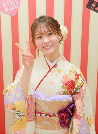 成人式で振袖を着ている笑顔の女の子