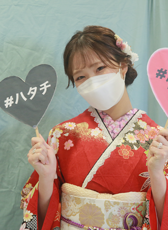 指で2020を作っている振袖の女子