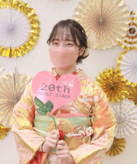 振袖の女の子とおめでとうの色紙
