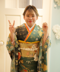 振袖の女の子とおめでとうの色紙