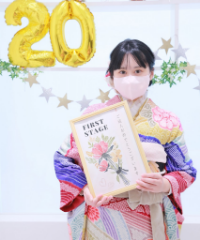 振袖の女の子とおめでとうの色紙