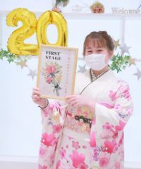振袖の女の子とおめでとうの色紙
