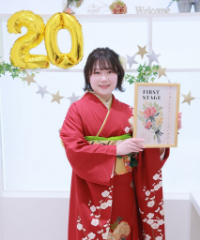 振袖の女の子とおめでとうの色紙