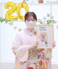 振袖の女の子とおめでとうの色紙