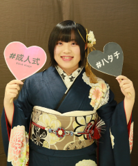 振袖の女の子とおめでとうの色紙