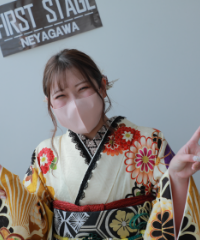 振袖の女の子とおめでとうの色紙