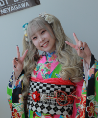 振袖の女の子とおめでとうの色紙