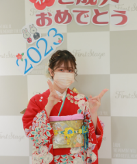振袖の女の子とおめでとうの色紙