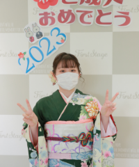 振袖の女の子とおめでとうの色紙