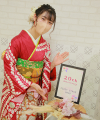 振袖の女の子とおめでとうの色紙