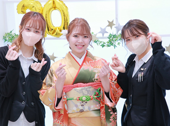 成人式に来た振袖の二人の女の子