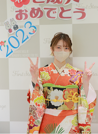 指で2020を作っている振袖の女子