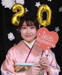 振袖の女の子とおめでとうの色紙