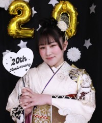 振袖の女の子とおめでとうの色紙