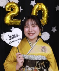 振袖の女の子とおめでとうの色紙