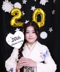 振袖の女の子とおめでとうの色紙