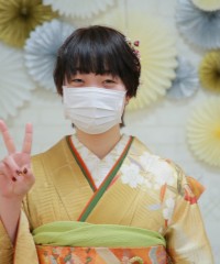 振袖の女の子とおめでとうの色紙