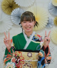 振袖の女の子とおめでとうの色紙