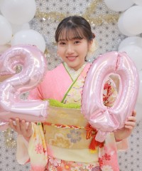 振袖の女の子とおめでとうの色紙