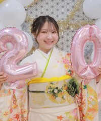 振袖の女の子とおめでとうの色紙