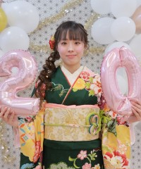 振袖の女の子とおめでとうの色紙