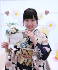 振袖の女の子とおめでとうの色紙