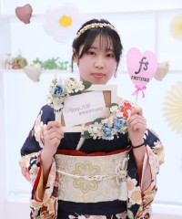 振袖の女の子とおめでとうの色紙