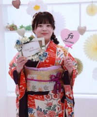 振袖の女の子とおめでとうの色紙