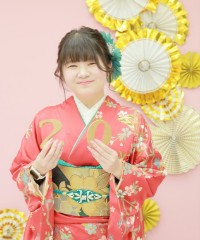 振袖の女の子とおめでとうの色紙